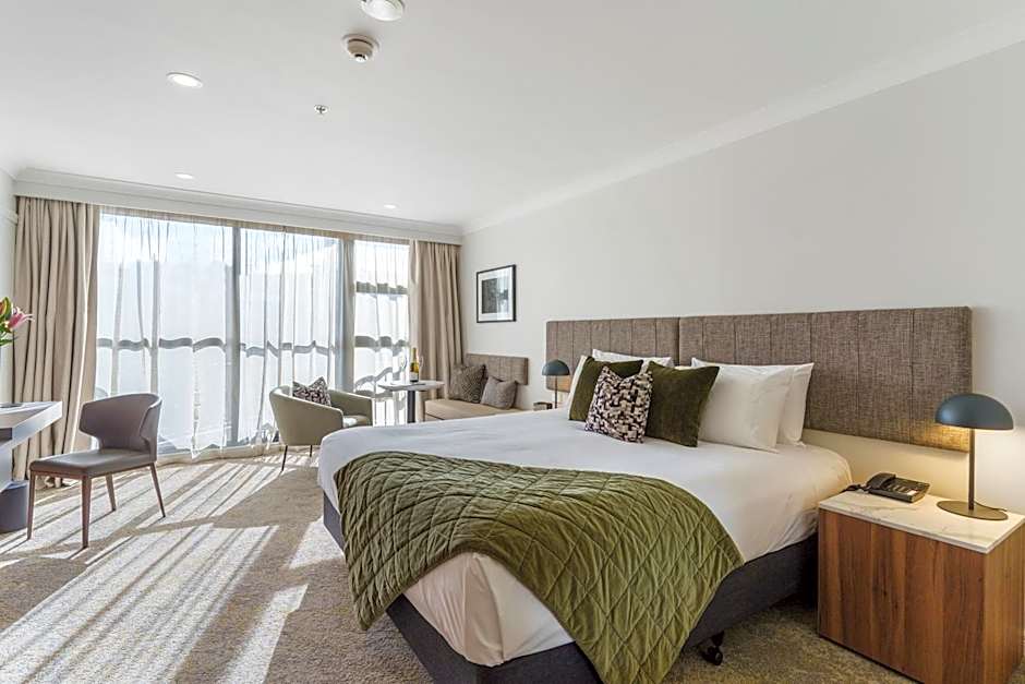 Parkside Hotel & Apartments