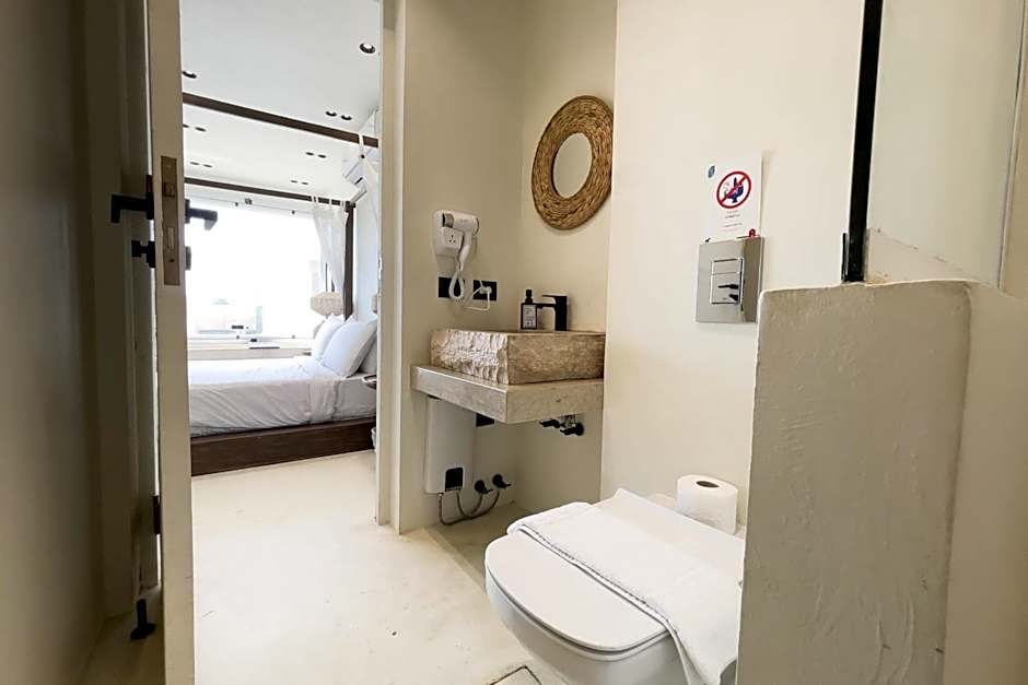 The Pyramids Horizon Studio w Bathtub