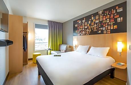 Standard Room with One Double Bed and One Single Bed