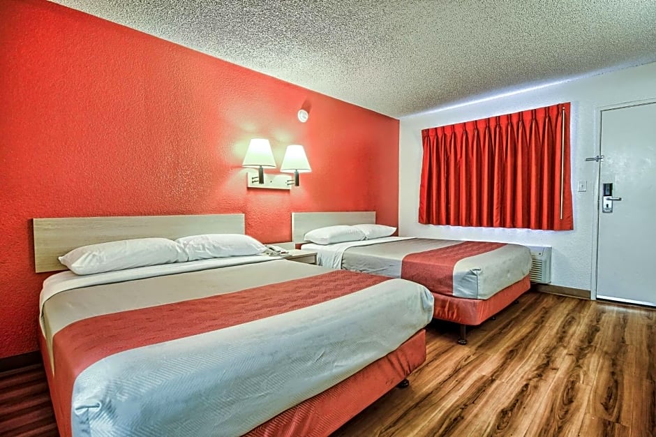 Motel 6 Fresno Blackstone South – Fresno, CA