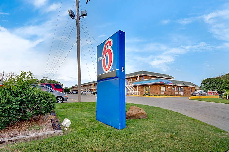 Motel 6-Salina, KS