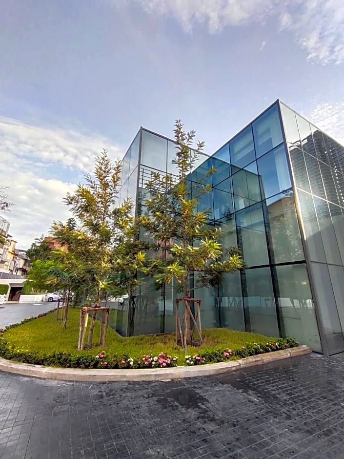 Away Bangkok Riverside Kene