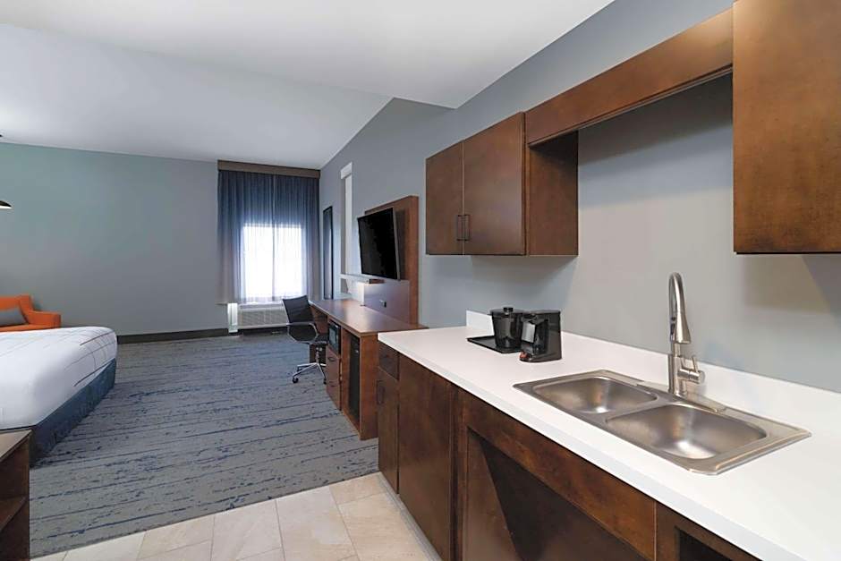 La Quinta Inn & Suites by Wyndham Louisville East