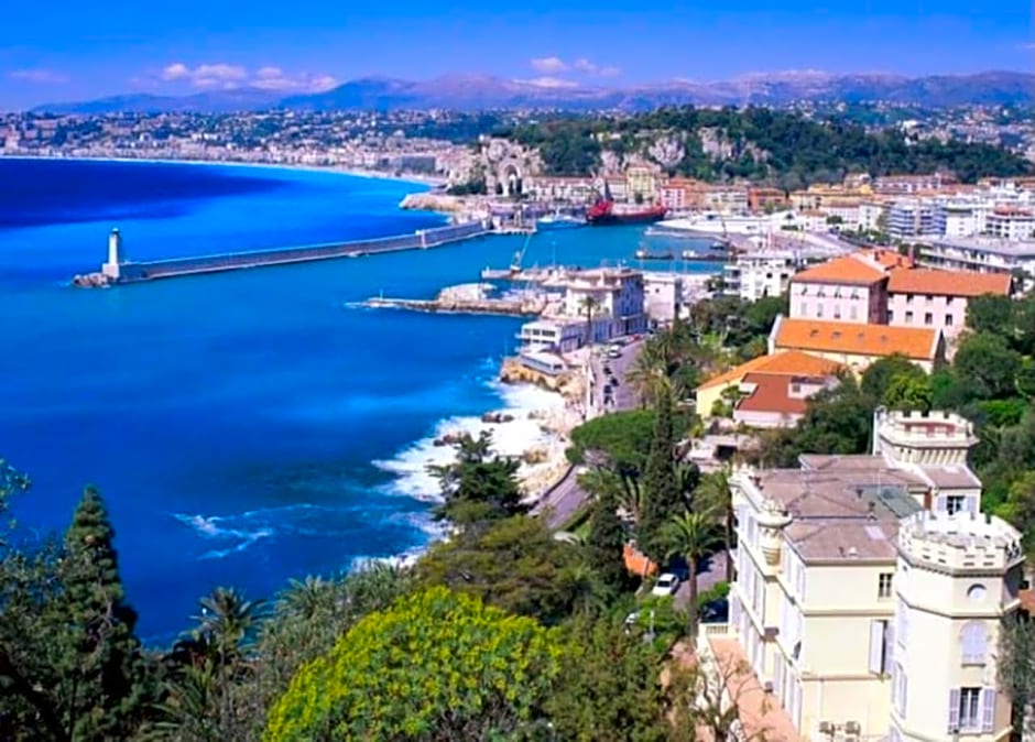 Great and light private room in the heart of Nice