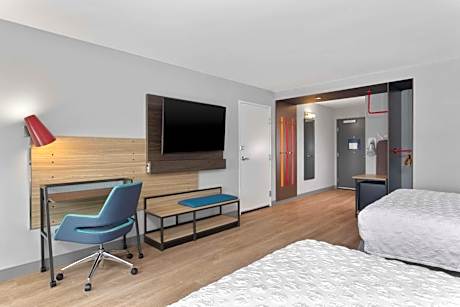 Queen Room with Two Queen Beds and Roll-In Shower - Mobility Access
