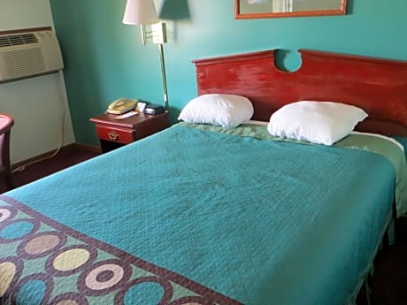 1 King Bed Mobility Accessible Room Non-Smoking