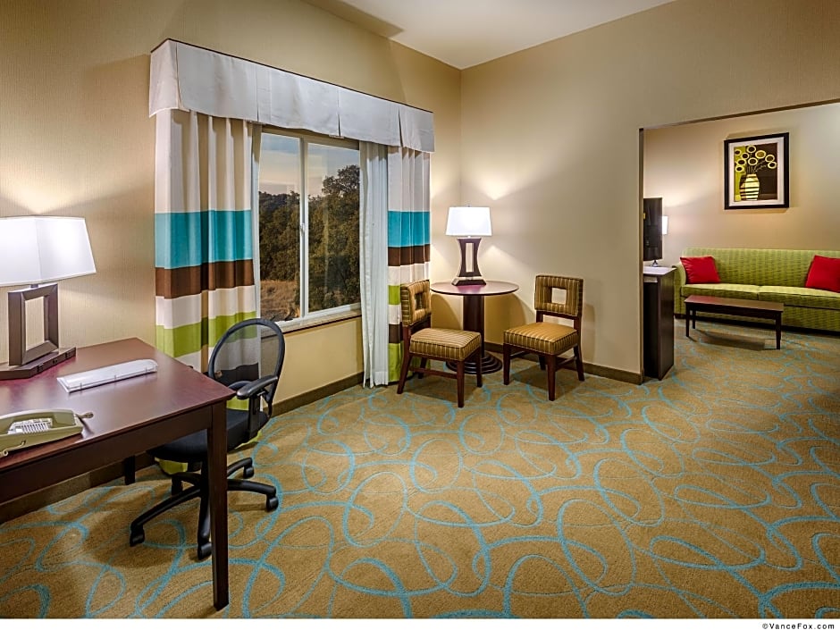 Holiday Inn Express & Suites / Red Bluff - South Redding Area, an IHG Hotel