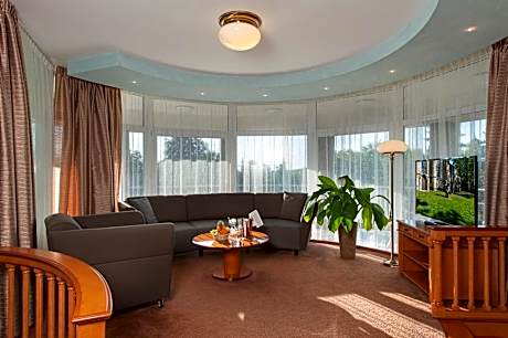 April hotel Panorama