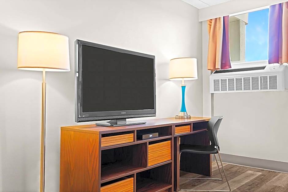 Super 8 by Wyndham Thunder Bay