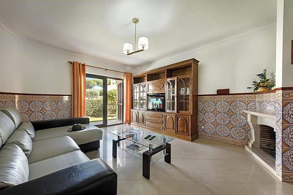 Residential cul-de-sac walking distance to centre, private pool, free AC wifi