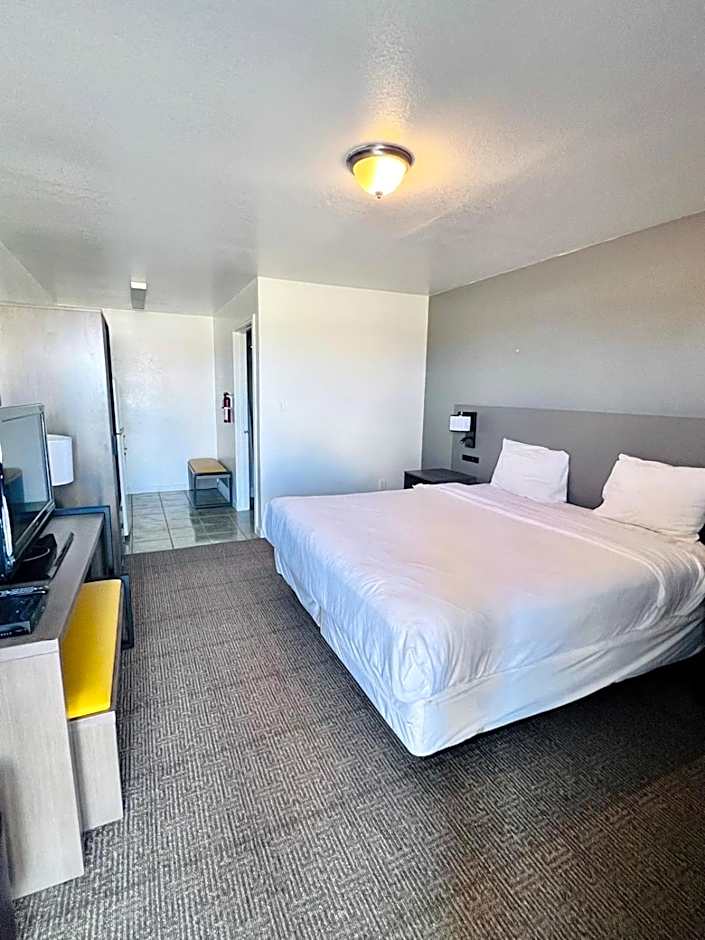 OYO Garden Inn and Suites Pearsall I-35 East
