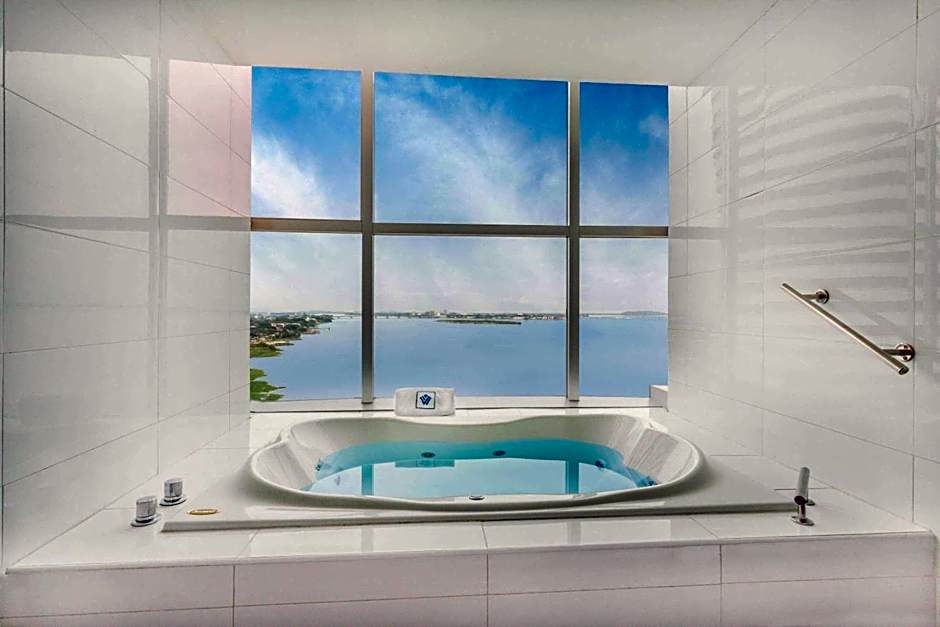 Wyndham Guayaquil, Puerto Santa Ana