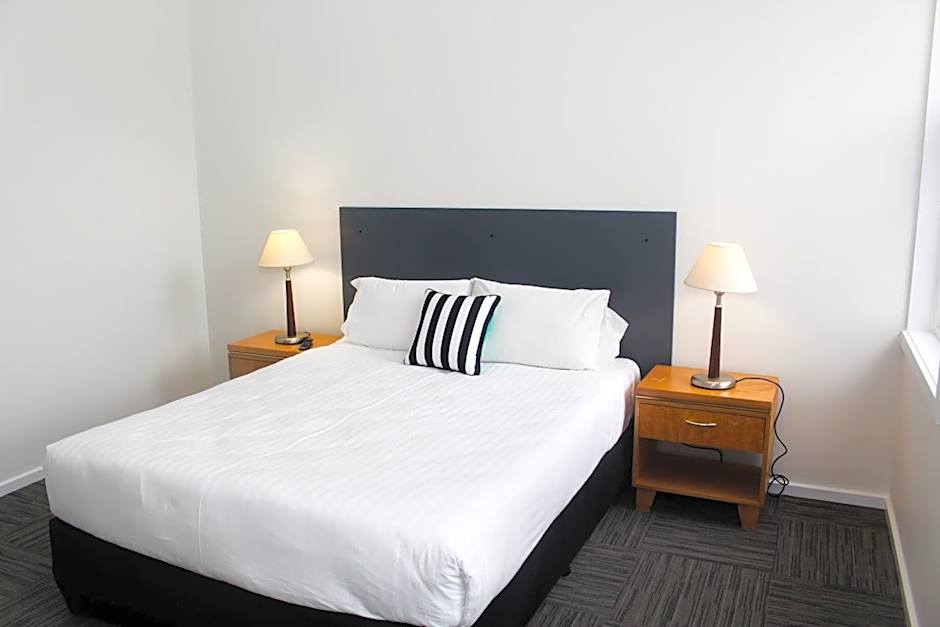 CROWN CENTRAL BUSINESS DISTRICT Motel