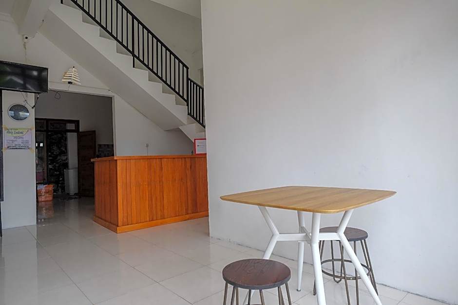 RedDoorz near De La Salle Manado