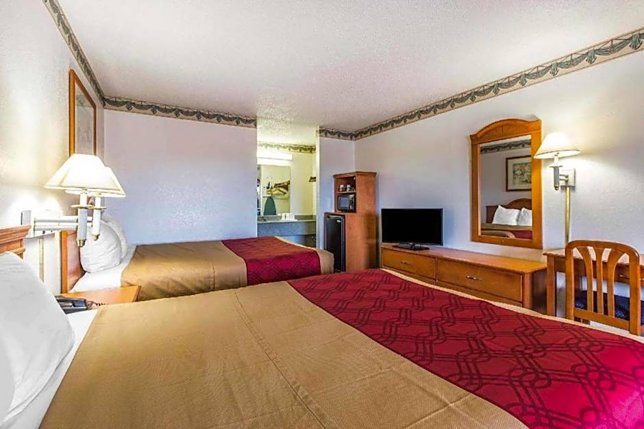 Econo Lodge Inn & Suites
