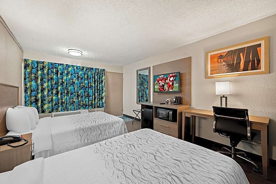 Red Roof PLUS+ & Suites Naples Downtown-5th Ave S