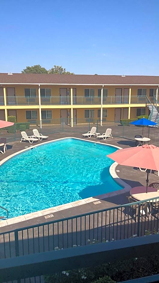 Quality Inn & Suites near Downtown Bakersfield
