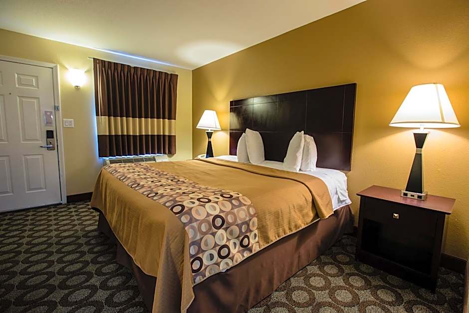 Photo 1 of 15 of 1 King Bed, Nonsmoking