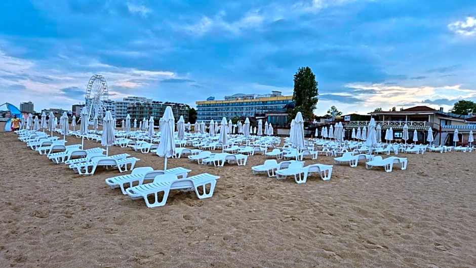 Grand Hotel Nirvana - All Inclusive & Free Beach Access