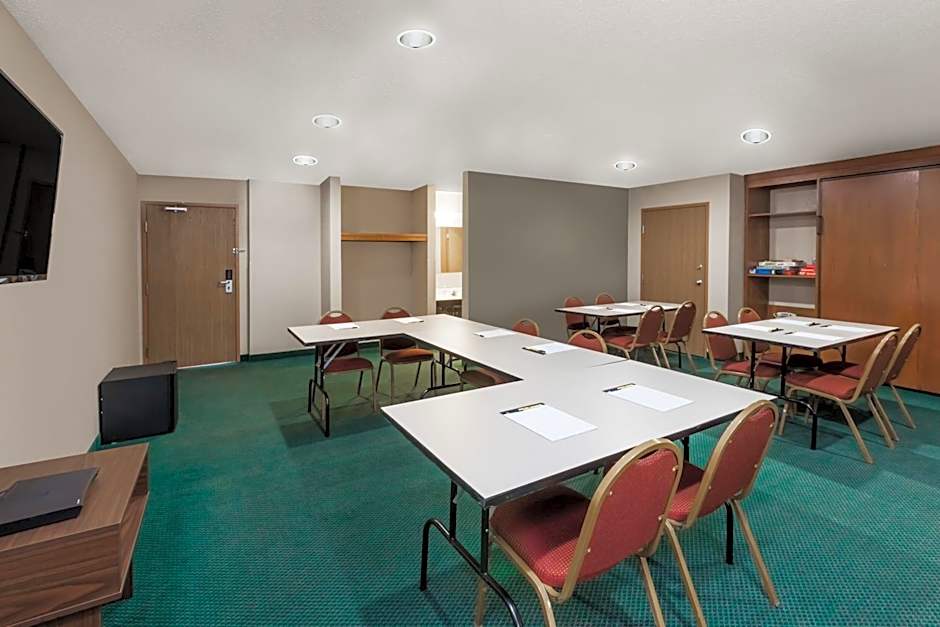 Super 8 by Wyndham Ionia MI