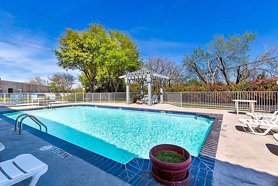 Motel 6 Dallas Market Center