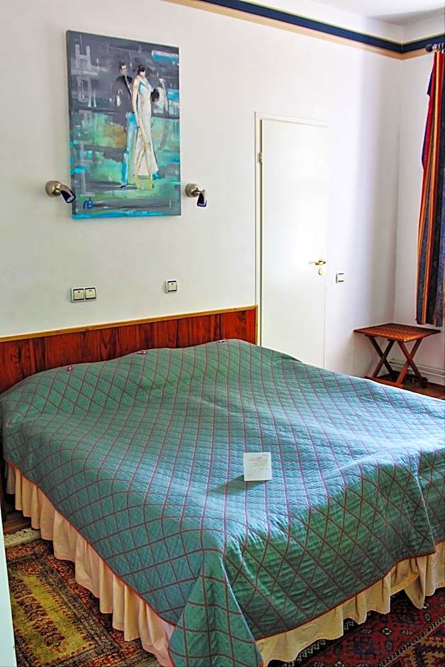 NB hotel with free parking