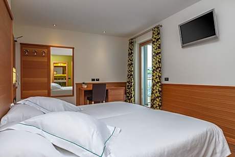 Deluxe Double or Twin Room with Mountain View