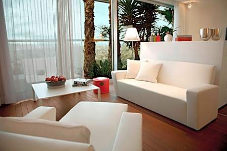 Panoramic Suite, Signature Suite, 1 King, City view, Terrace