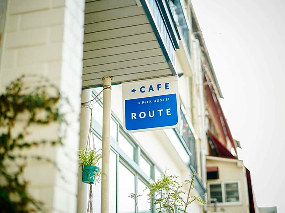 ROUTE - Cafe and Petit Hostel