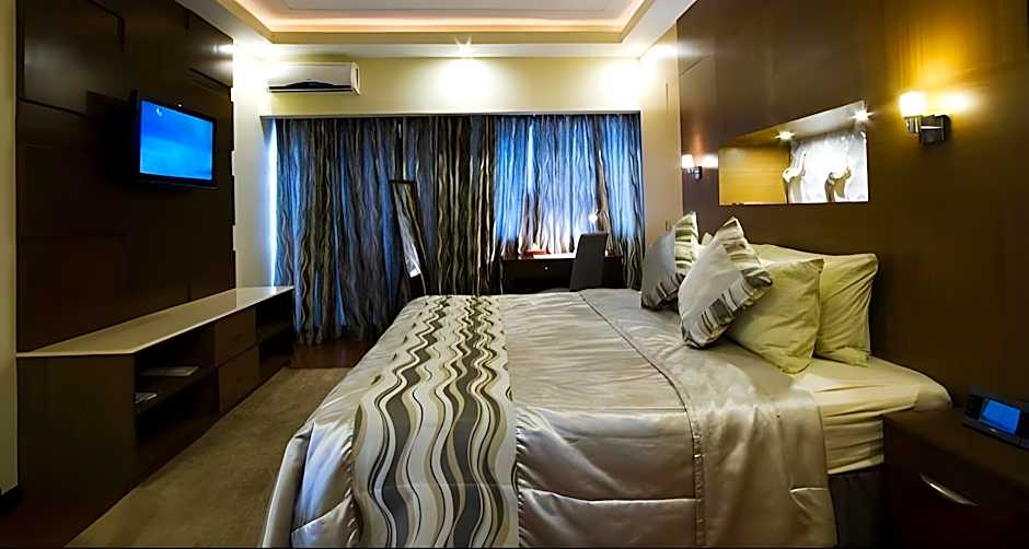 Pinnacle Hotel And Suites