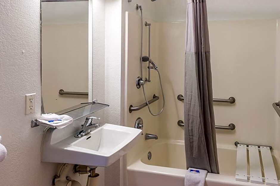 Motel 6-Bakersfield, CA - East