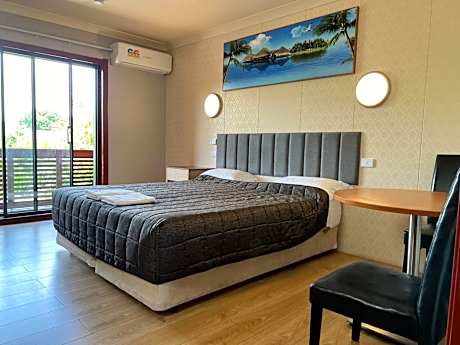 Queen Room with Single Bed