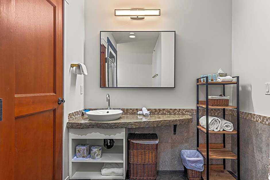 Elevated Penthouse Condo managed by Little Sister Getaways