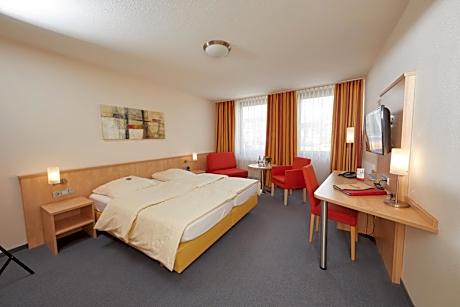 Economy Doppelzimmer mit Straßenblick