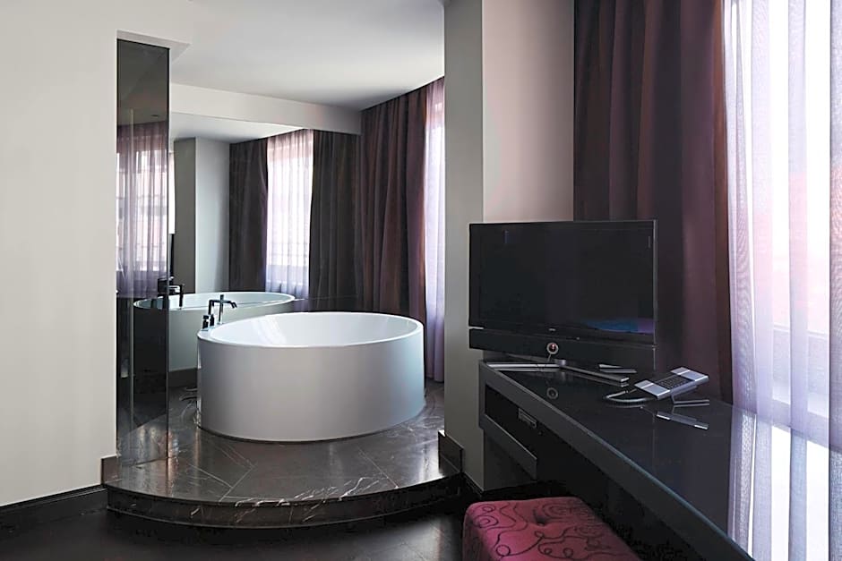 Roomers Frankfurt Central, Autograph Collection