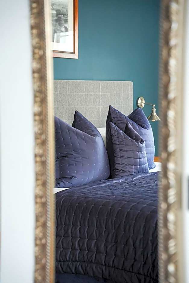 THE LORD NELSON HOTEL
