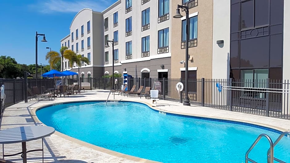 Holiday Inn Express Hotel & Suites Tampa-USF-Busch Gardens, an IHG Hotel