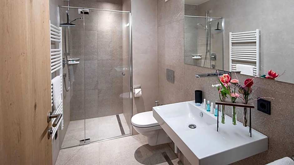 Emma Deluxe Aparthotel direkt beim Skibus ganzjährig beheizter Außenpool