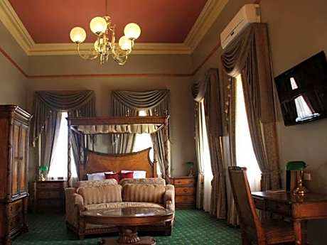 1 King Bed Accessible