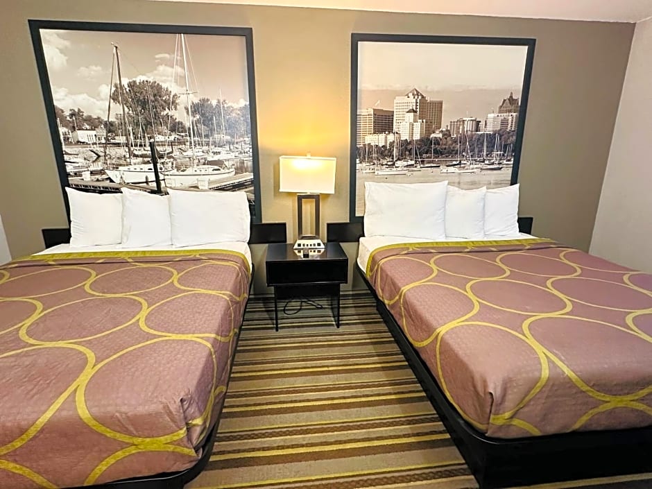 Delavan Inn and Suites