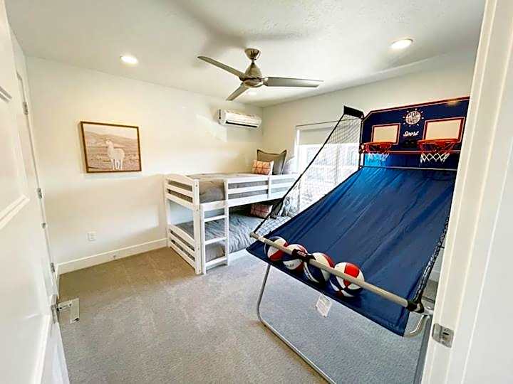 New Family-Friendly Townhome w/ Pool & Hot Tub