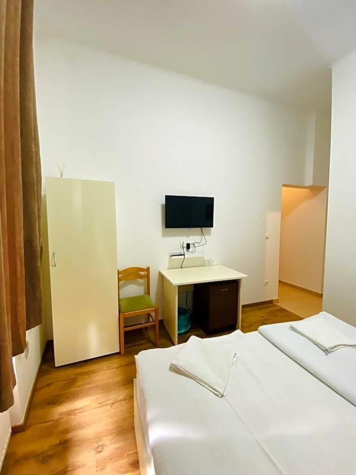 Easy Star Hotel