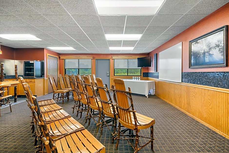 Super 8 by Wyndham Eveleth