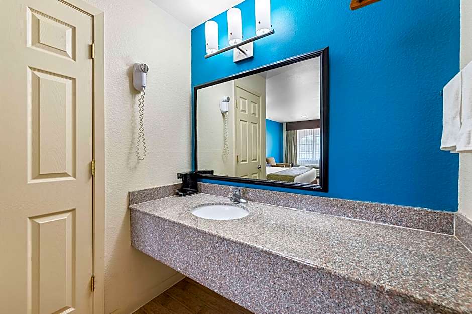 Best Western Delhi Inn