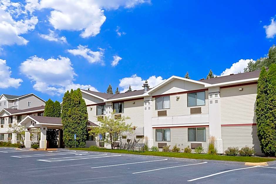 Super 8 by Wyndham Cloquet