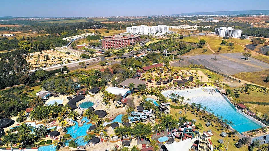 Frente ao Parque da Lagoa Quente Entrada NÃO INCLUSA Aptos Particulares com varanda
