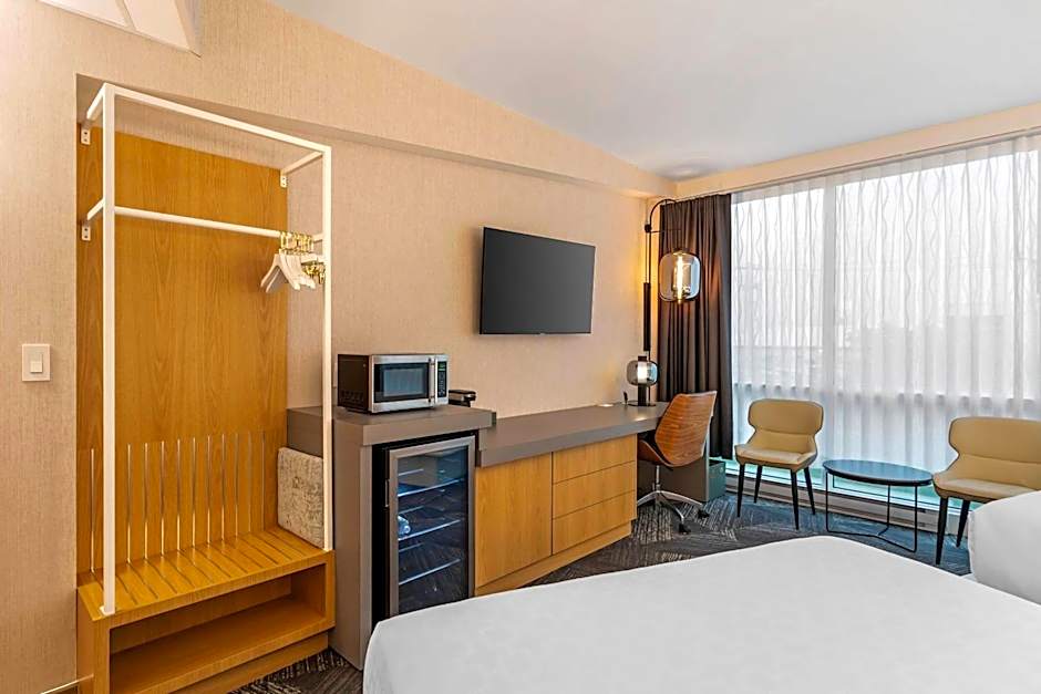 Clarion Lakeside Inn & Conference Centre