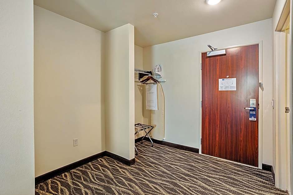 Cobblestone Hotel & Suites - Little Chute