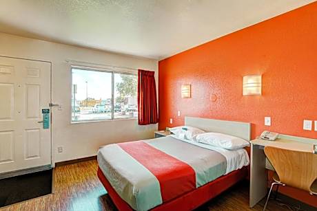 Deluxe Queen Suite
