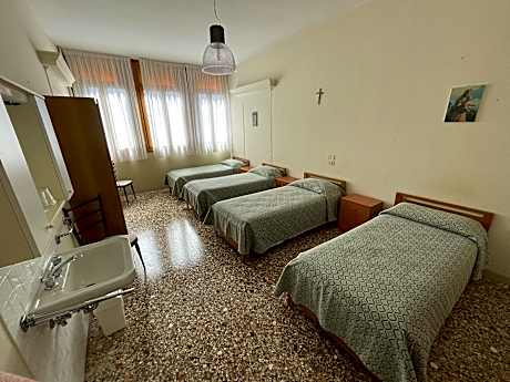 Quadruple Room with Private Bathroom